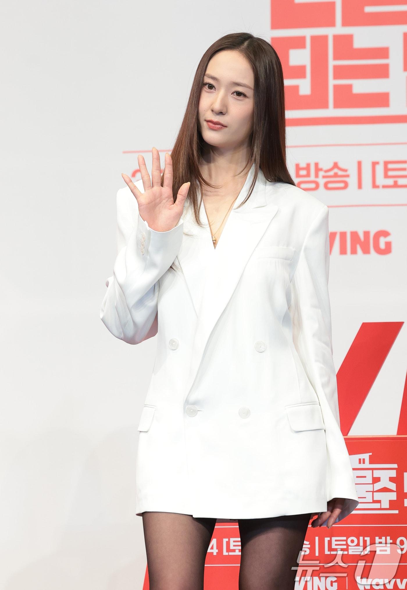 본문 이미지 - 배우 정수정이 9일 서울 구로구 더 링크호텔 서울에서 열린 tvN 새 토일드라마 ‘대한민국에서 건물주 되는 법’ 제작발표회에서 포즈를 취하고 있다. ‘대한민국에서 건물주 되는 법’(극본 오한기/연출 임필성/이하 ‘건물주’)은 빚에 허덕이는 생계형 건물주가 목숨보다 소중한 가족과 건물을 지키기 위해 가짜 납치극에 가담하며 벌어지는 서스펜스를 그린 작품이다. 2026.3.9 ⓒ 뉴스1 권현진 기자