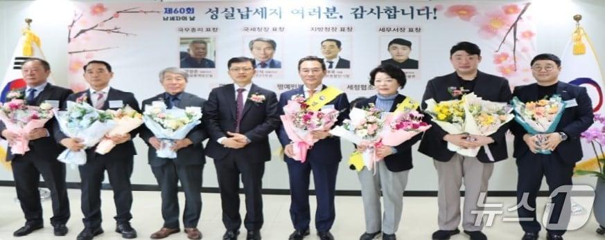 본문 이미지 - 김정현 중부산세무서장(왼쪽 네 번째)이 '제60회 납세자의 날'을 맞아 모범납세자와 세정협조자에게 표창을 수여하고 있다.(중부산세무서 제공. 재판매 및 DB금지)