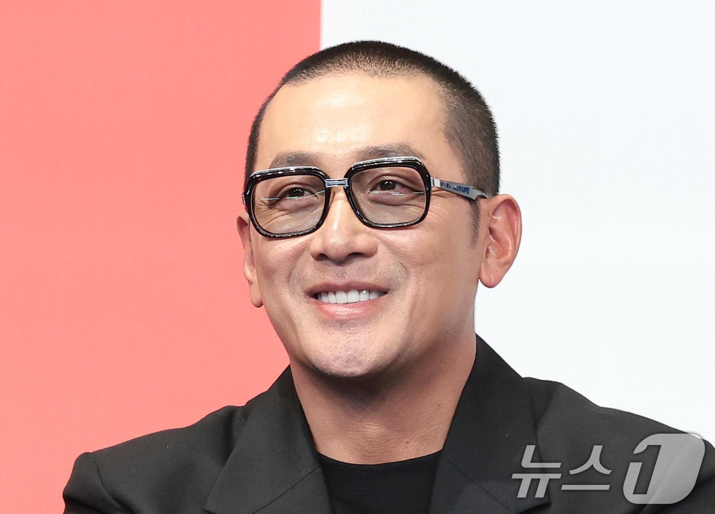 본문 이미지 - 배우 하정우가 9일 서울 구로구 더 링크호텔 서울에서 열린 tvN 새 토일드라마 ‘대한민국에서 건물주 되는 법’ 제작발표회에서 연인 최정원에 관한 질문을 받고 있다. ‘대한민국에서 건물주 되는 법’(극본 오한기/연출 임필성/이하 ‘건물주’)은 빚에 허덕이는 생계형 건물주가 목숨보다 소중한 가족과 건물을 지키기 위해 가짜 납치극에 가담하며 벌어지는 서스펜스를 그린 작품이다. 2026.3.9 ⓒ 뉴스1 권현진 기자