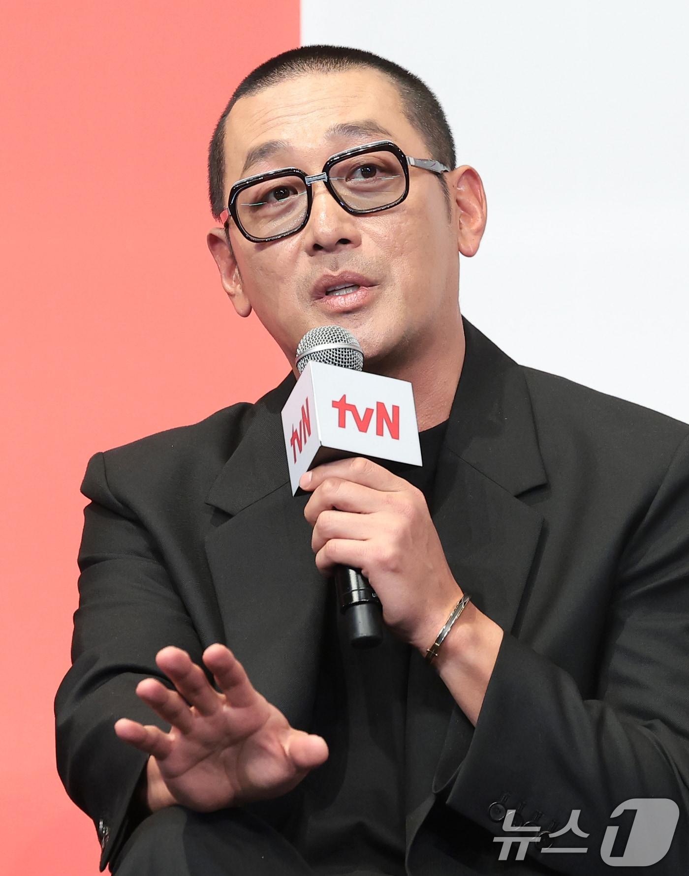 본문 이미지 - 배우 하정우가 9일 서울 구로구 더 링크호텔 서울에서 열린 tvN 새 토일드라마 ‘대한민국에서 건물주 되는 법’ 제작발표회에서 취재진 질문에 답하고 있다. ‘대한민국에서 건물주 되는 법’(극본 오한기/연출 임필성/이하 ‘건물주’)은 빚에 허덕이는 생계형 건물주가 목숨보다 소중한 가족과 건물을 지키기 위해 가짜 납치극에 가담하며 벌어지는 서스펜스를 그린 작품이다. 2026.3.9 ⓒ 뉴스1 권현진 기자