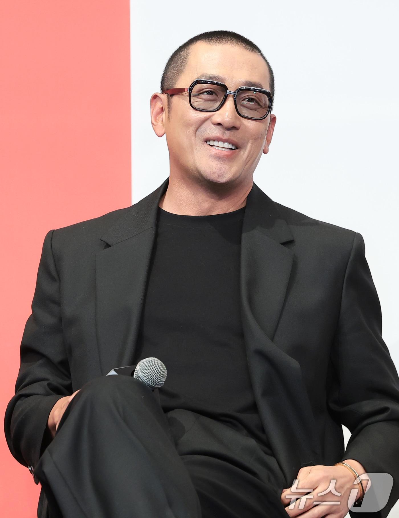 본문 이미지 - 배우 하정우가 9일 서울 구로구 더 링크호텔 서울에서 열린 tvN 새 토일드라마 ‘대한민국에서 건물주 되는 법’ 제작발표회에서 미소를 짓고 있다. ‘대한민국에서 건물주 되는 법’(극본 오한기/연출 임필성/이하 ‘건물주’)은 빚에 허덕이는 생계형 건물주가 목숨보다 소중한 가족과 건물을 지키기 위해 가짜 납치극에 가담하며 벌어지는 서스펜스를 그린 작품이다. 2026.3.9 ⓒ 뉴스1 권현진 기자