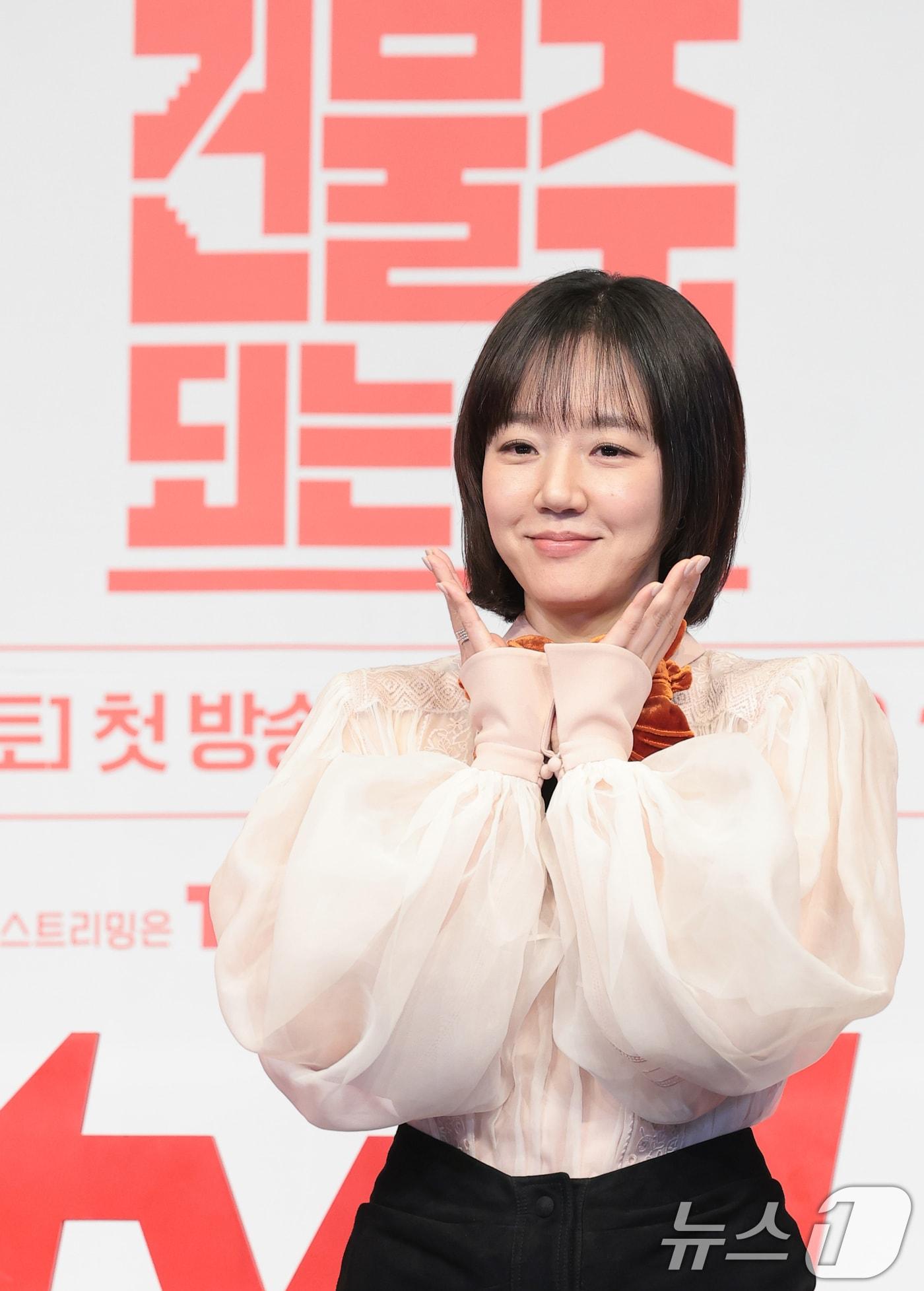 본문 이미지 - 배우 임수정이 9일 서울 구로구 더 링크호텔 서울에서 열린 tvN 새 토일드라마 ‘대한민국에서 건물주 되는 법’ 제작발표회에서 포즈를 취하고 있다. ‘대한민국에서 건물주 되는 법’(극본 오한기/연출 임필성/이하 ‘건물주’)은 빚에 허덕이는 생계형 건물주가 목숨보다 소중한 가족과 건물을 지키기 위해 가짜 납치극에 가담하며 벌어지는 서스펜스를 그린 작품이다. 2026.3.9 ⓒ 뉴스1 권현진 기자