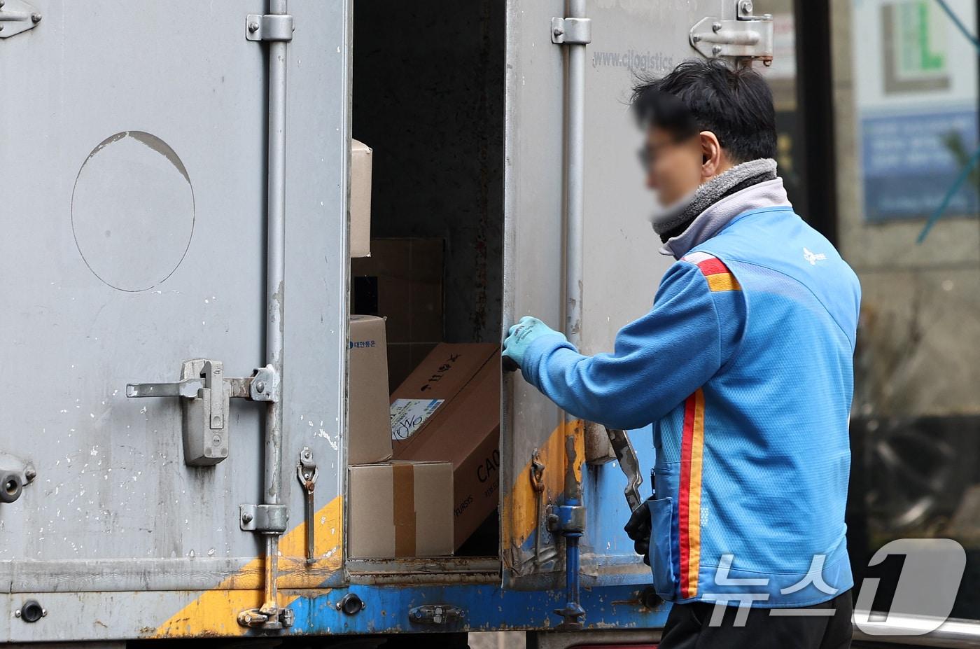 본문 이미지 - 노란봉투법(노조법 2·3조 개정 법률) 시행을 하루 앞둔 9일 서울 거리에서 택배 기사들이 배달을 하고 있다. 2026.3.9 ⓒ 뉴스1 최지환 기자