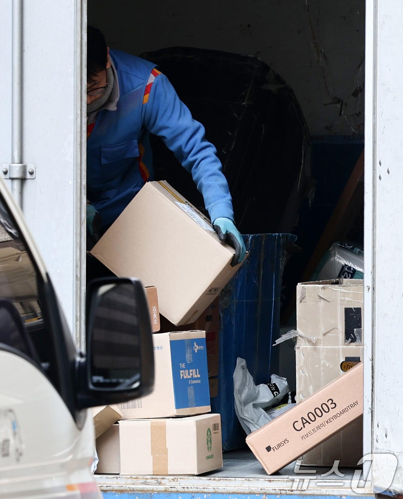 본문 이미지 - 서울 거리에서 택배 기사들이 배송 작업을 하고 있다. 2026.3.9 ⓒ 뉴스1 최지환 기자