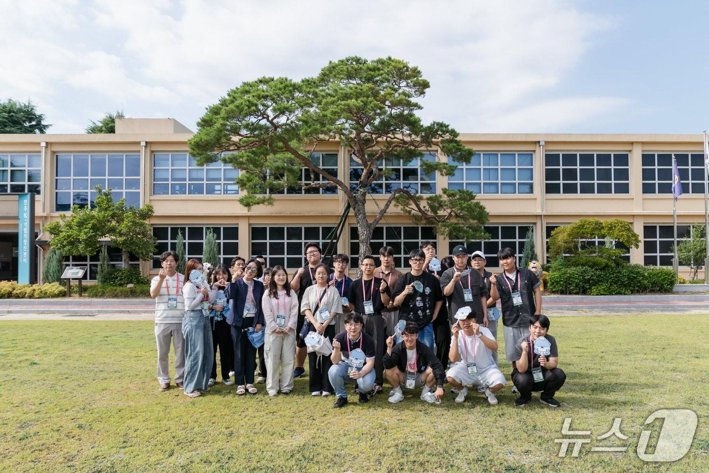 본문 이미지 - ‘진주 K-기업가정신센터’ 방문객들이 부자 소나무 앞에서 사진 촬영을 하고 있다(진주시 제공. 재판매 및 DB금지).