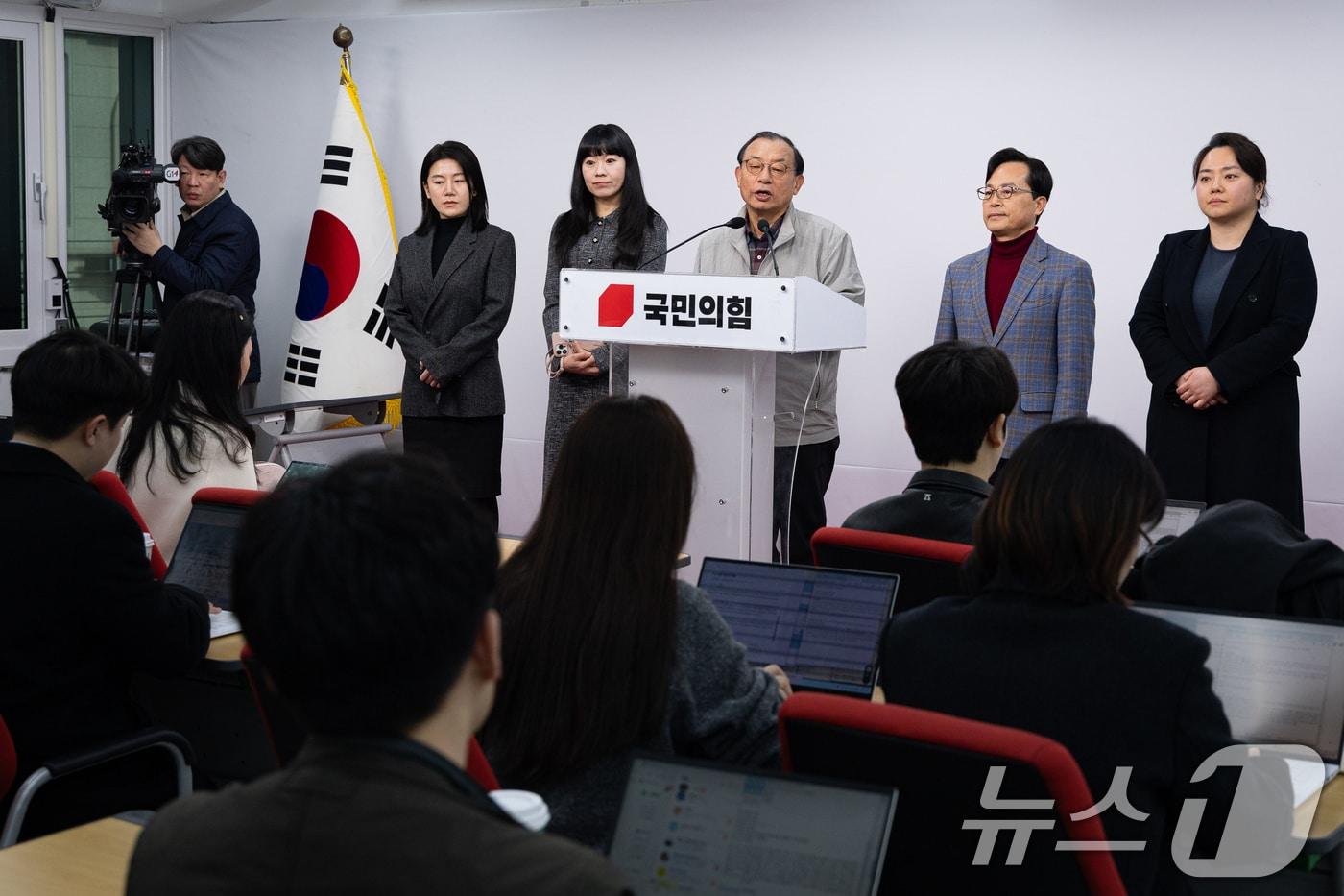 본문 이미지 - 이정현 국민의힘 공천관리위원장이 9일 서울 여의도 중앙당사에서 기자간담회를 열고 취재진 질문에 답하고 있다. (사진은 기사 내용과 무관함) 2026.3.9 ⓒ 뉴스1 유승관 기자