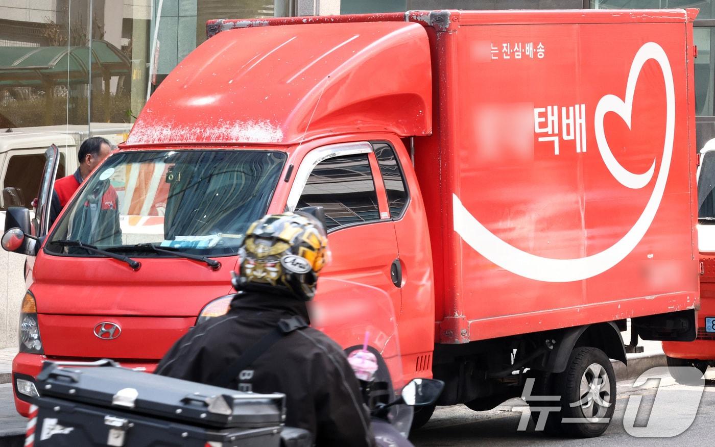 본문 이미지 - 노란봉투법(노조법 2·3조 개정 법률) 시행을 하루 앞둔 9일 서울 거리에서 택배 기사들이 배달을 하고 있다. 2026.3.9 ⓒ 뉴스1 최지환 기자