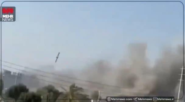 본문 이미지 - 미국과 이스라엘이 공격을 시작한 2월 28일 당시 이란 남부 미나브에 위치한 한 여자 초등학교. 왼쪽 위에 있는 게 미사일로 추정된다. (이란 준관영 메르흐 통신 엑스 캡쳐)