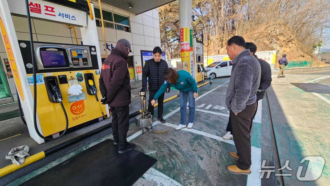 본문 이미지 - 경남도 관계자들이 도내 한 주유소에서 현장 특별 점검을 실시하고 있다.(경남도 제공. 재판매 및 DB금지)