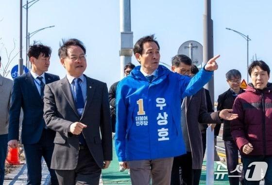 본문 이미지 - 제9회전국동시지방선거 강원도지사 선거에 도전하는 더불어민주당 소속 우상호 예비후보(63)가 지난 7일 춘천시의 옛 미군기지인 캠프페이지를 비롯한 시내 주요 지역에서 현안을 살피는 일정을 소화했다. (우상호 예비후보 측 제공. 재판매 및 DB금지) 2026.3.8/뉴스1