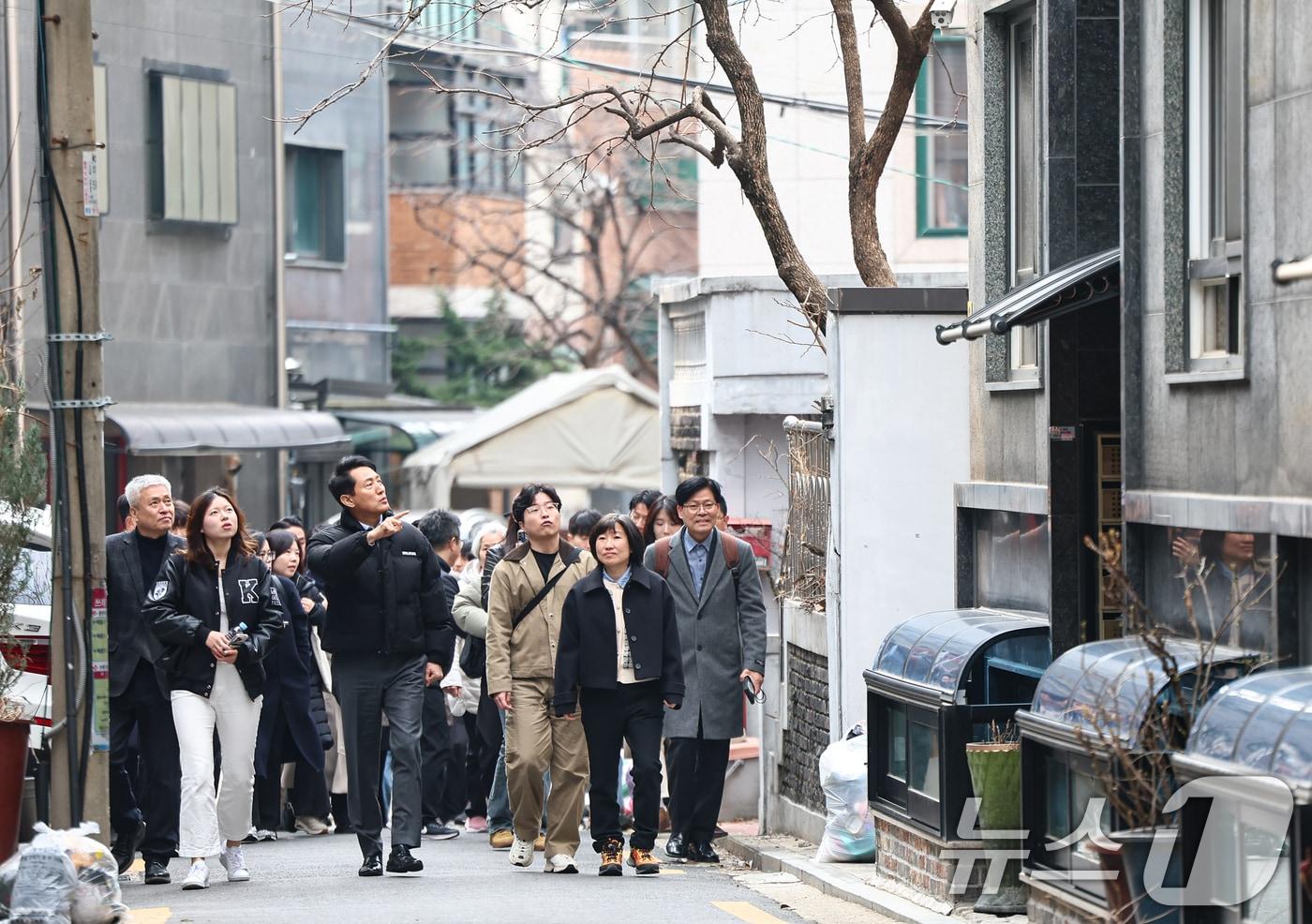 본문 이미지 - 오세훈 서울시장이 9일 전·월세 청년 주거난과 관련 서울 동대문구 휘경동을 방문해 1인가구 밀집지역을 둘러보고 있다. 2026.3.9 ⓒ 뉴스1 김도우 기자
