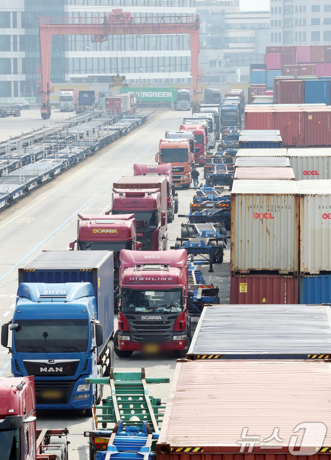 본문 이미지 - 호르무즈 해협 봉쇄 여파로 국제유가가 배럴당 100달러 넘어선 9일 경기 의왕시 의왕ICD 터미널에 화물차들이 주차돼 있다. 2026.3.9 ⓒ 뉴스1 김영운 기자