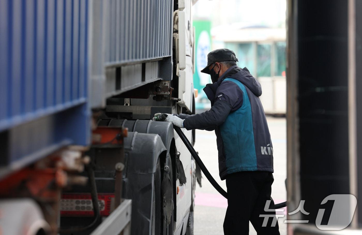 본문 이미지 - 호르무즈 해협 봉쇄 여파로 국제유가가 배럴당 100달러 넘어선 9일 경기 의왕시 의왕ICD 터미널 내 주유소에서 직원이 화물차에 주유를 하고 있다. 2026.3.9 ⓒ 뉴스1 김영운 기자