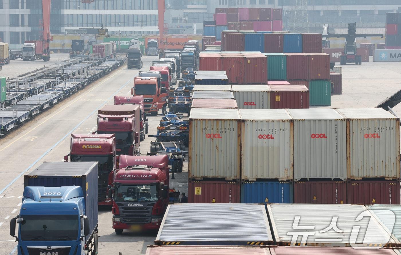 본문 이미지 - 호르무즈 해협 봉쇄 여파로 국제유가가 배럴당 100달러 넘어선 9일 경기 의왕시 의왕ICD 터미널에 화물차들이 주차돼 있다. 2026.3.9 ⓒ 뉴스1 김영운 기자