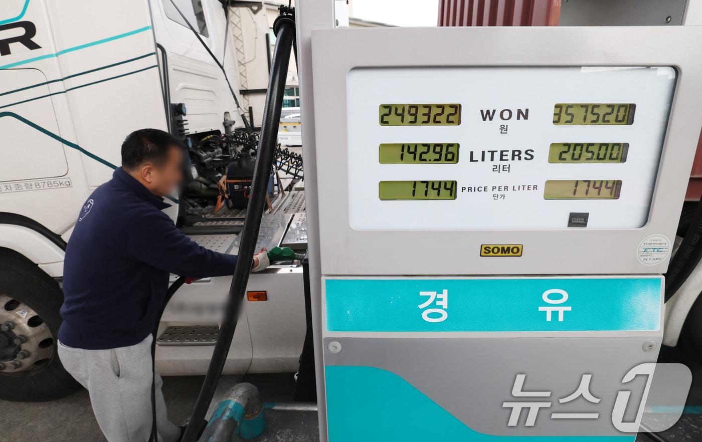 본문 이미지 - 호르무즈 해협 봉쇄 여파로 국제유가가 배럴당 100달러 넘어선 9일 경기 의왕시 의왕ICD 터미널 내 주유소에서 화물차 기사가 주유를 하고 있다. 2026.3.9 ⓒ 뉴스1 김영운 기자