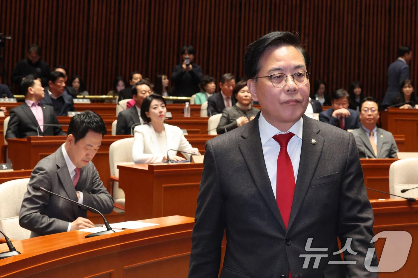 본문 이미지 - 송언석 국민의힘 원내대표가 9일 서울 여의도 국회에서 열린 긴급 의원총회에서 발언하기 위해 발언대로 향하고 있다. 2026.3.9 ⓒ 뉴스1 신웅수 기자