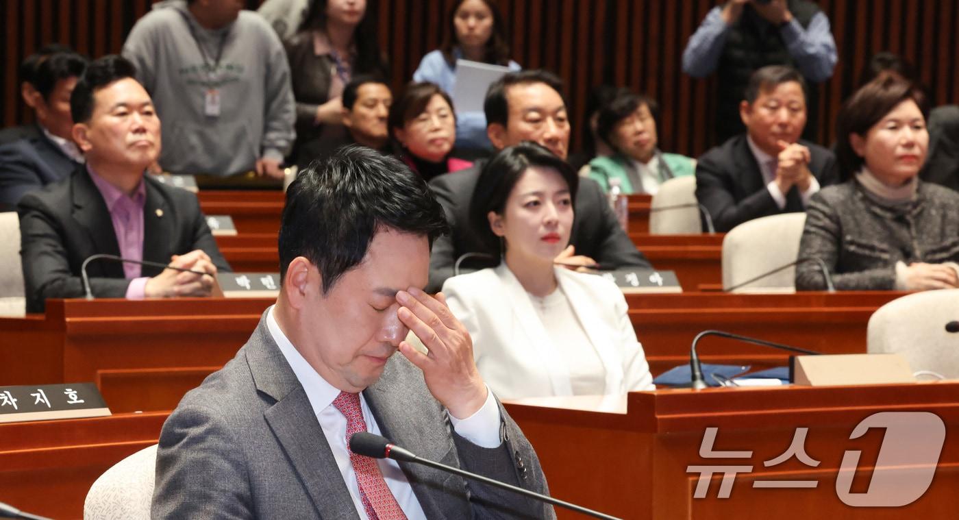 본문 이미지 - 장동혁 국민의힘 대표가 9일 서울 여의도 국회에서 열린 긴급 의원총회에서 생각에 잠겨 있다. 2026.3.9 ⓒ 뉴스1 신웅수 기자
