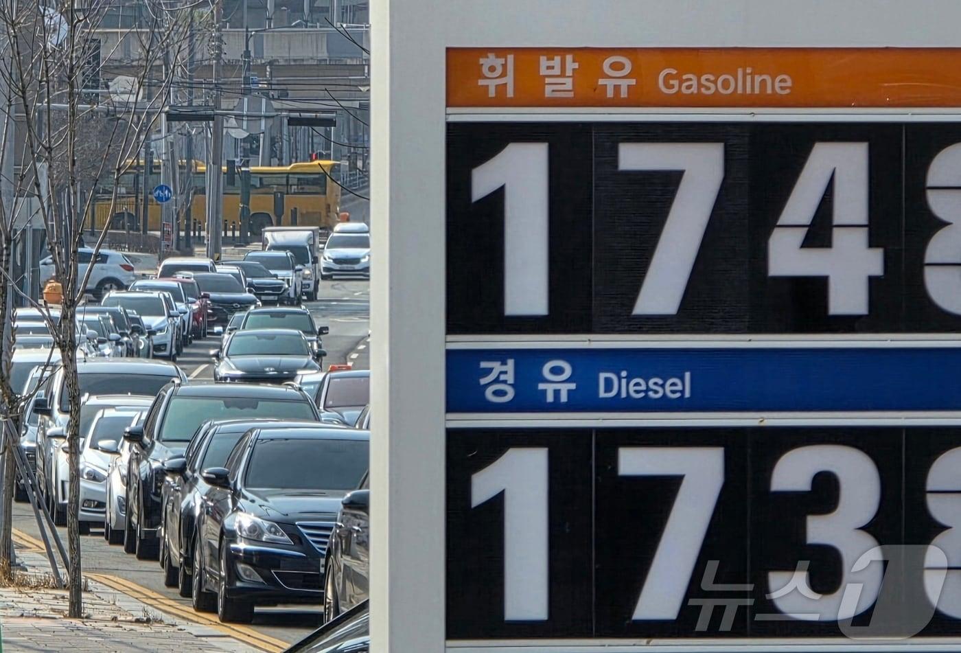 본문 이미지 - 9일 충남 천안의 한 주유소 앞 도로에 주유를 기다리는 차량들이 300m 이상 길게 줄을 서 있다. 2026.3.9 ⓒ 뉴스1 이시우 기자