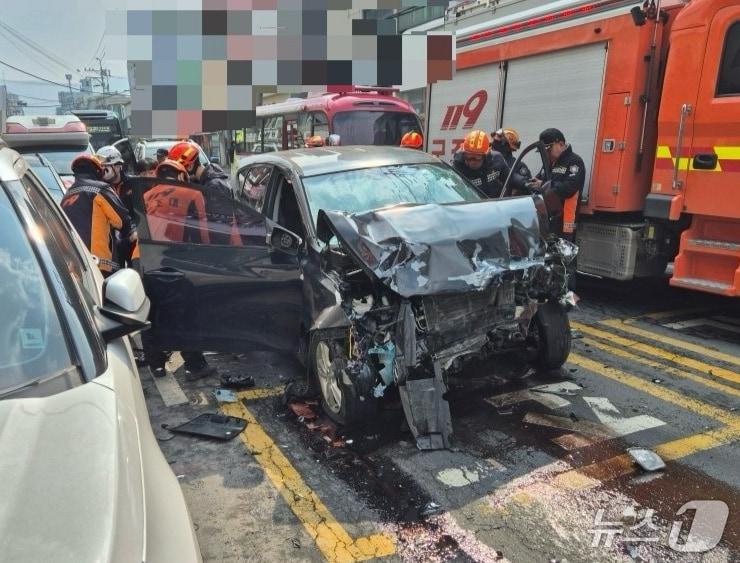 본문 이미지 -  보령 대천동 교통사고 현장. (보령소방서 제공,  재판매 및 DB금지) / 뉴스1