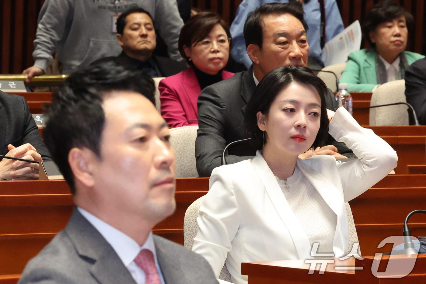 본문 이미지 - 배현진 국민의힘 의원이 지난 9일 서울 여의도 국회에서 열린 긴급 의원총회에서 생각에 잠겨 있다. 왼쪽은 장동혁 대표. 2026.3.9 ⓒ 뉴스1 신웅수 기자
