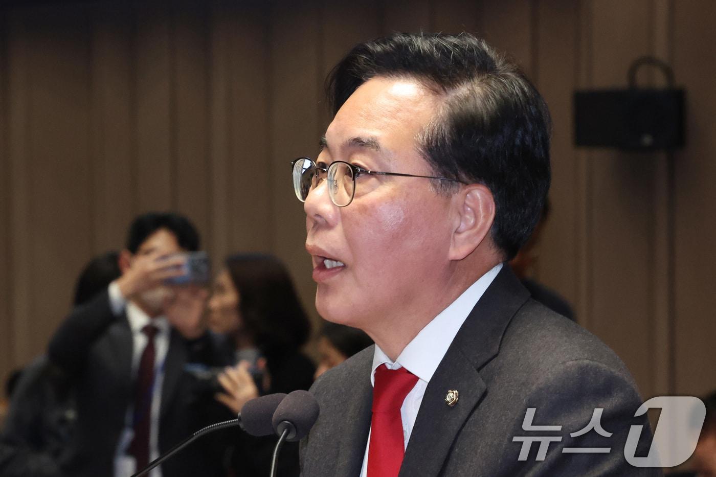 본문 이미지 - 송언석 국민의힘 원내대표가 9일 서울 여의도 국회에서 열린 긴급 의원총회에서 발언하고 있다. 2026.3.9 ⓒ 뉴스1 신웅수 기자