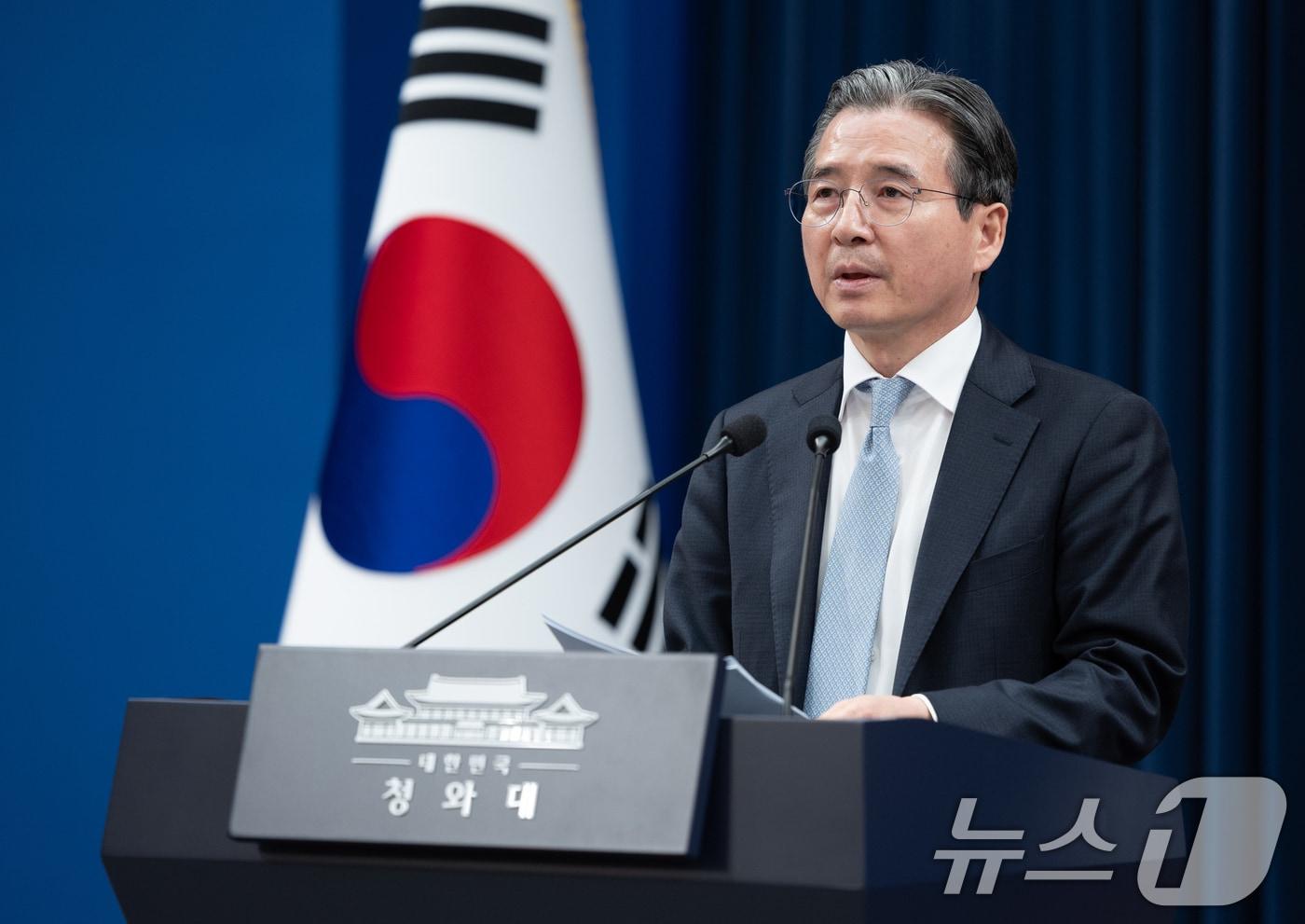 본문 이미지 - 김용범 정책실장이 9일 청와대 춘추관에서 중동 상황 등 비상경제점검회의 관련 브리핑을 하고 있다. 2026.3.9 ⓒ 뉴스1 이재명 기자