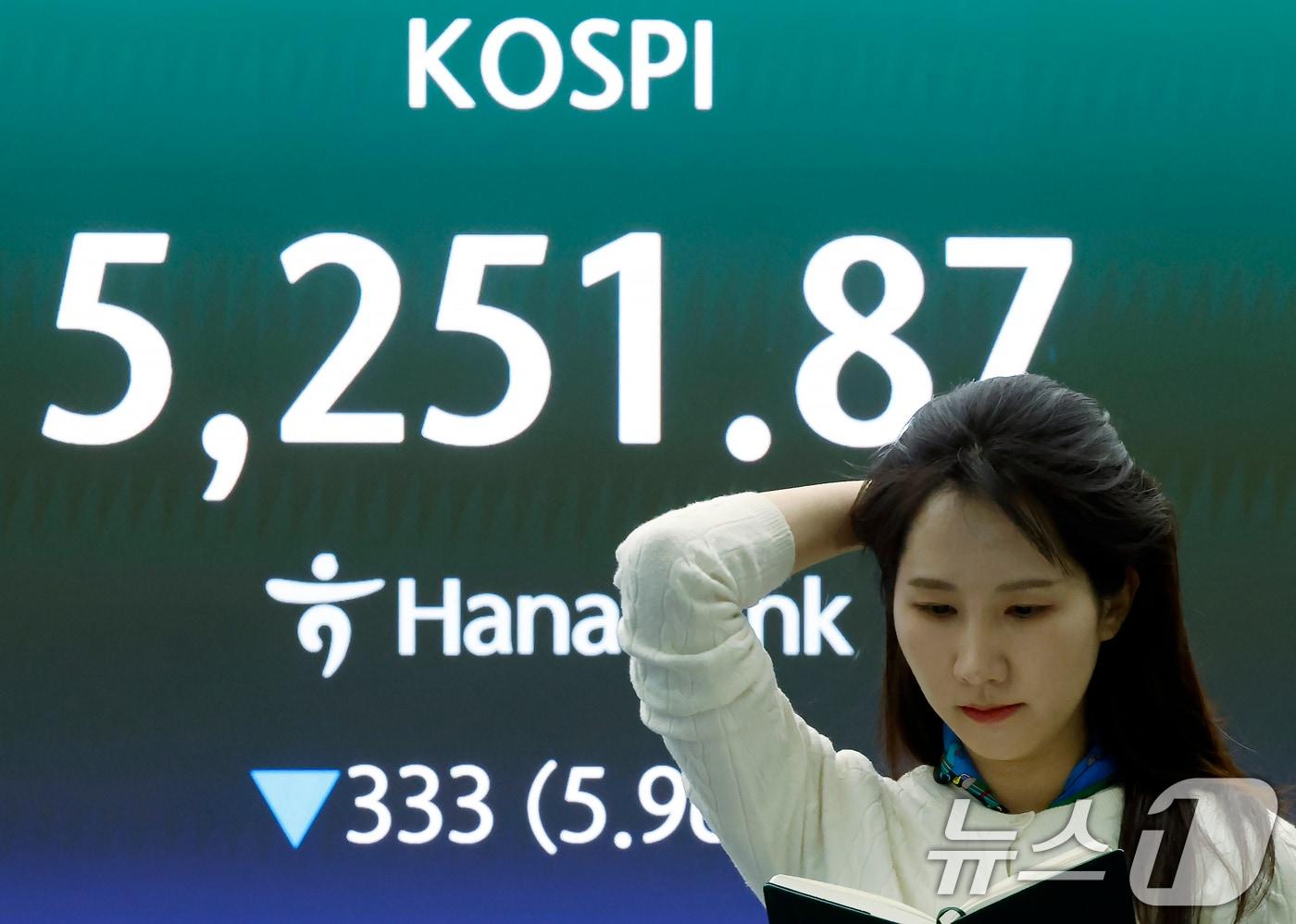 본문 이미지 - 9일 오후 서울 중구 하나은행 딜링룸 전광판에 코스피 종가가 표시되고 있다.  2026.3.9 ⓒ 뉴스1 박정호 기자