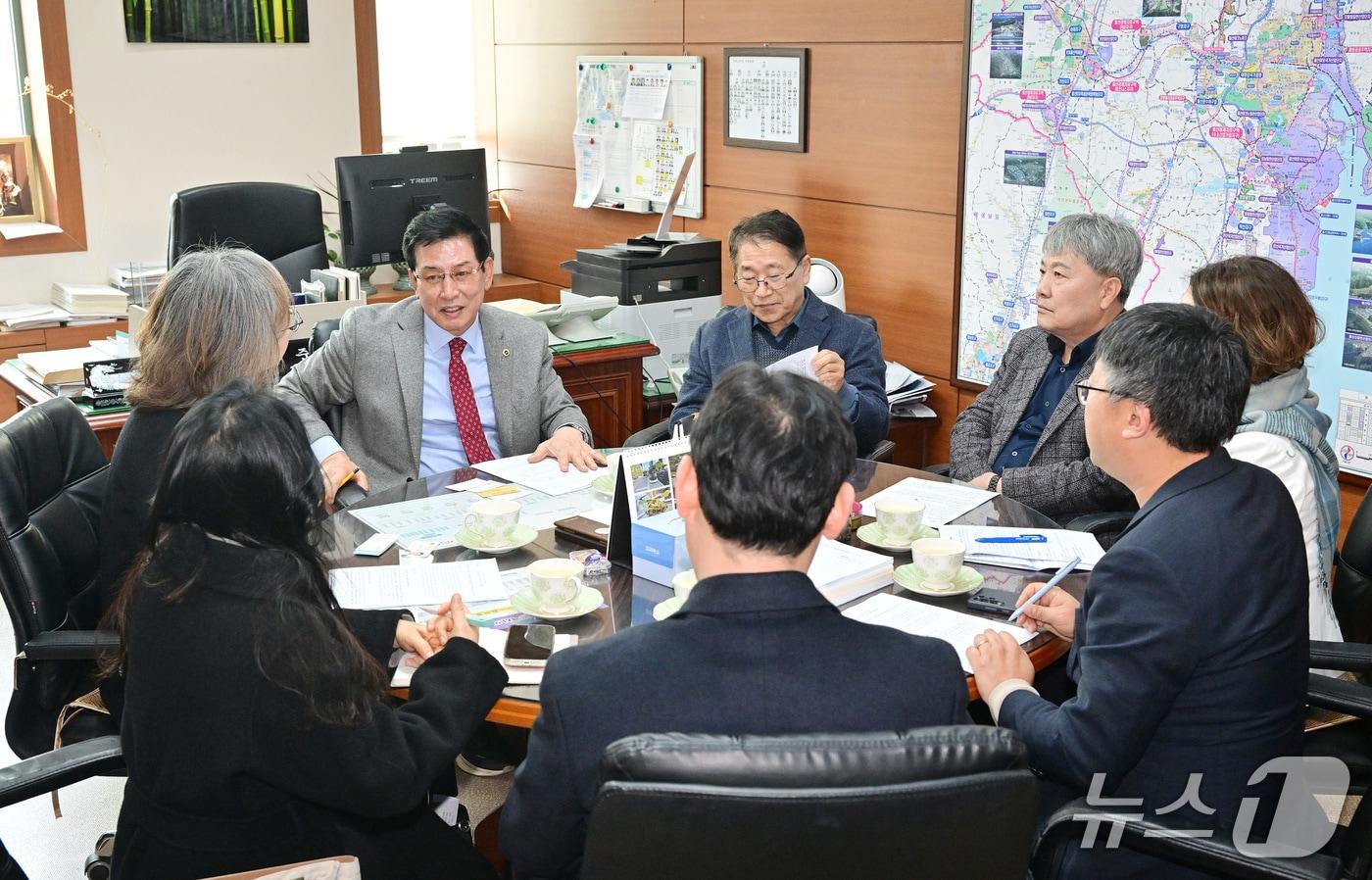 본문 이미지 - 홍유준 울산시의원이 9일 시의회에서 사회복지협의회 및 노인복지협회 관계자들과 간담회를 열었다.(울산시의회 제공. 재판매 및 DB금지)/뉴스1