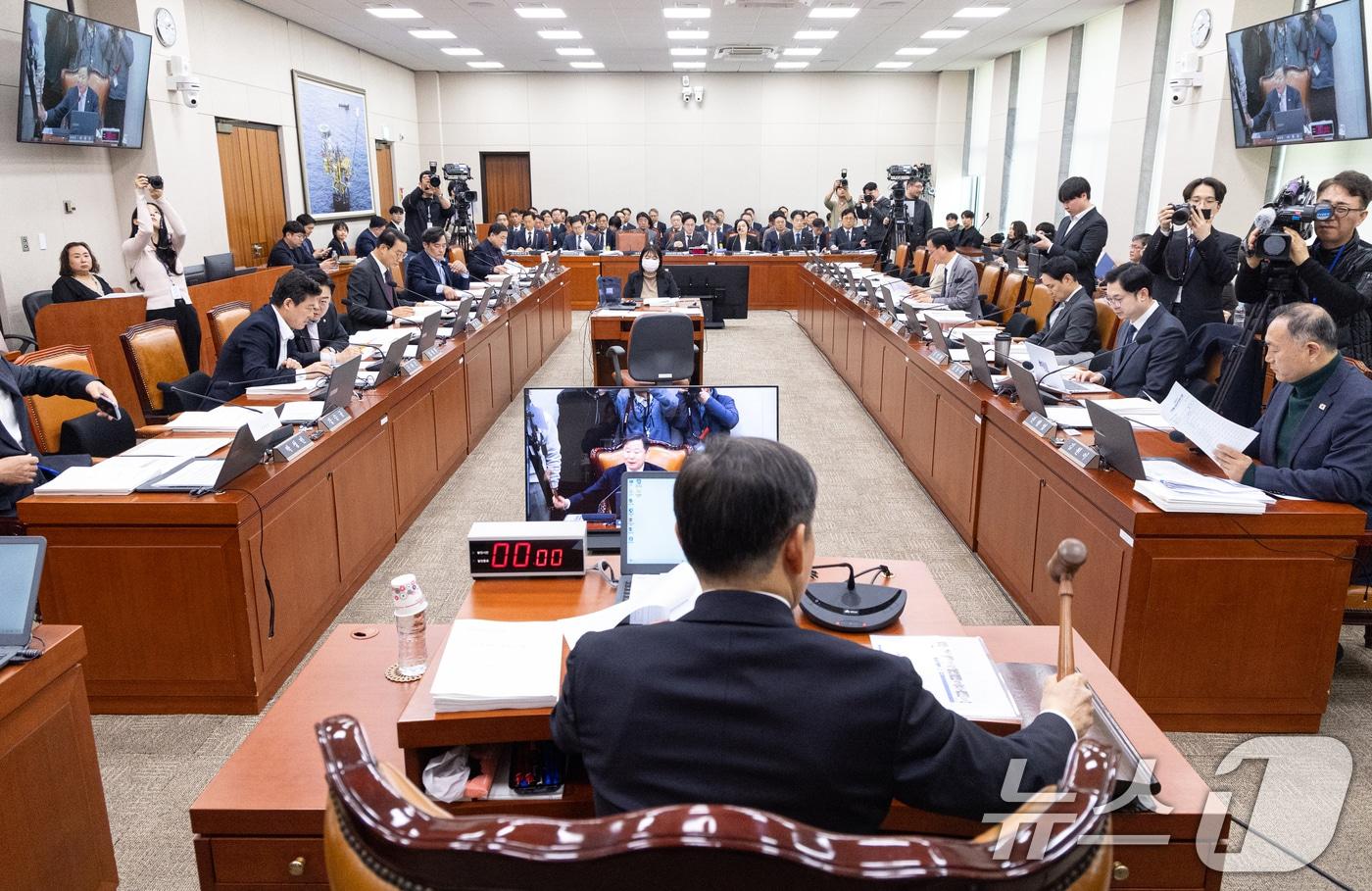 본문 이미지 - 9일 서울 여의도 국회에서 열린 제433회국회(임시회) 산업통상자원중소벤처기업위원회 제1차전체회의에서 이철규 위원장이 의사봉을 두드리고 있다. 2026.3.9 ⓒ 뉴스1 이승배 기자