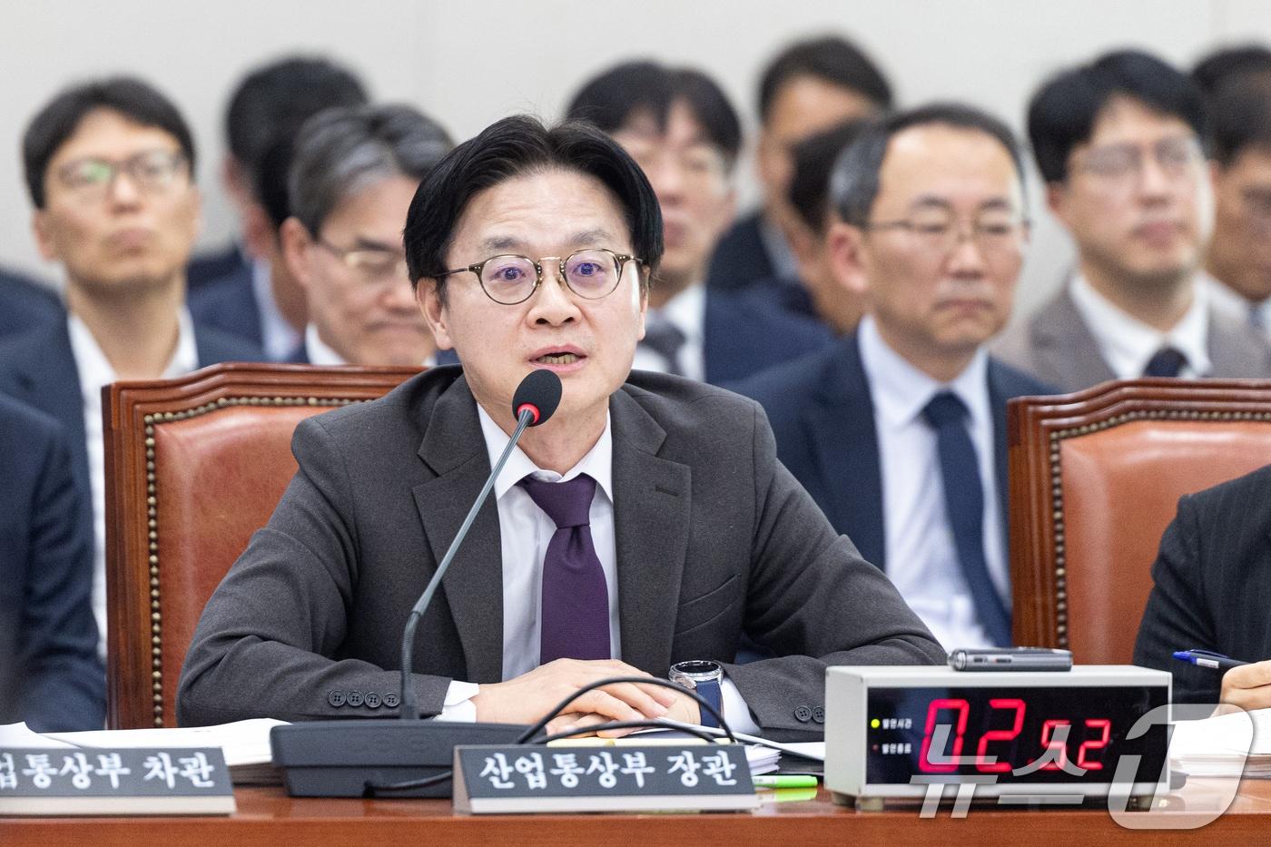 본문 이미지 - 9일 서울 여의도 국회에서 열린 제433회국회(임시회) 산업통상자원중소벤처기업위원회 제1차전체회의에서 김정관 산업통상부 장관이 의원 질의에 답변하고 있다. 2026.3.9 ⓒ 뉴스1 이승배 기자