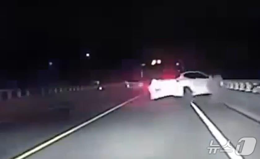 본문 이미지 - 경찰을 피해 달아나던 차량이 다리 난간을 들이받는 장면(경찰 제공 영상 화면 캡쳐. 재판매 및 DB금지). 2026.3.9