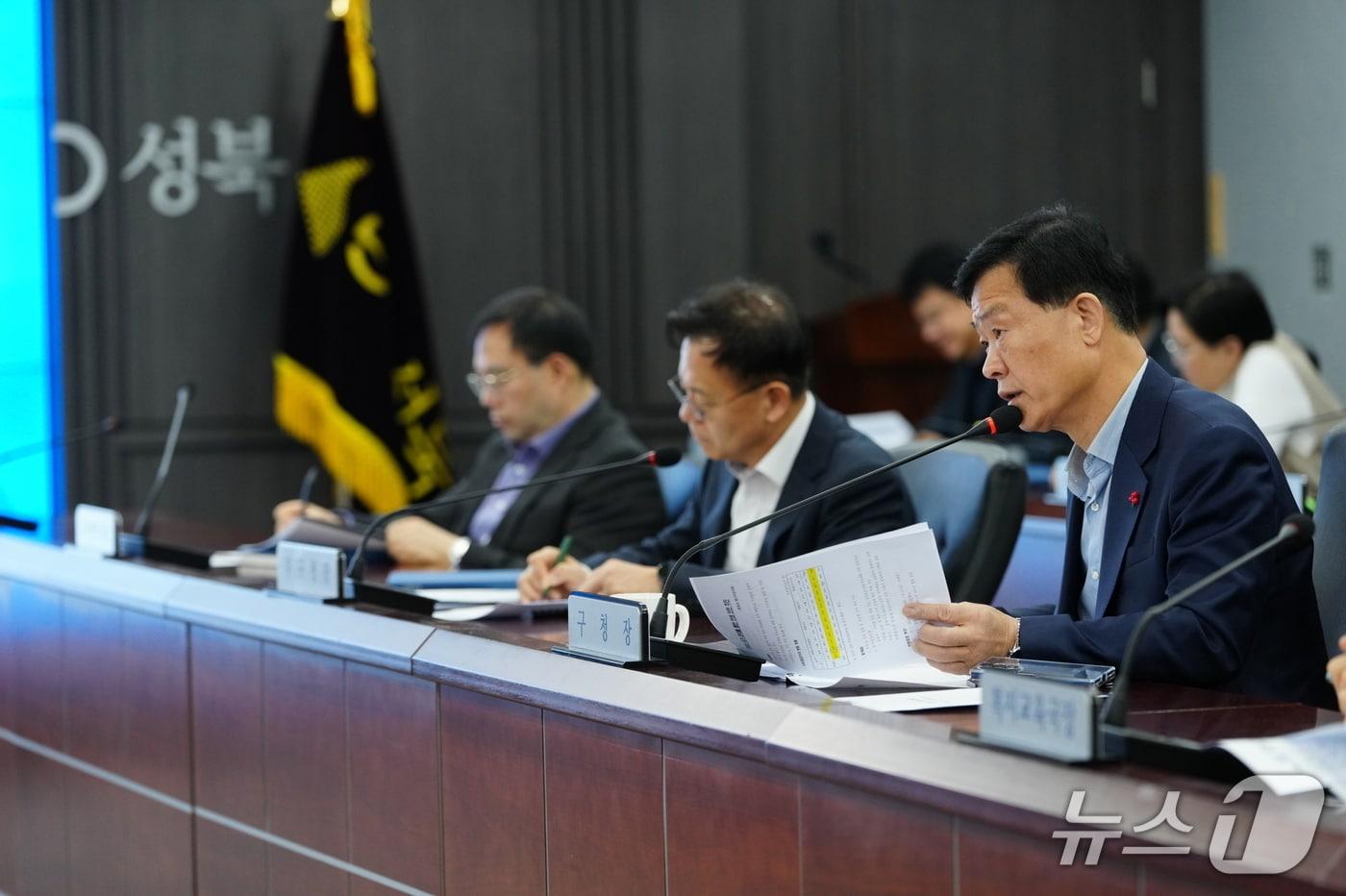 본문 이미지 - 이승로 성북구청장(오른쪽)이 국제 유가 상승 대응 민생 안정 대책 회의에서 발언하고 있다.(성북구 제공)