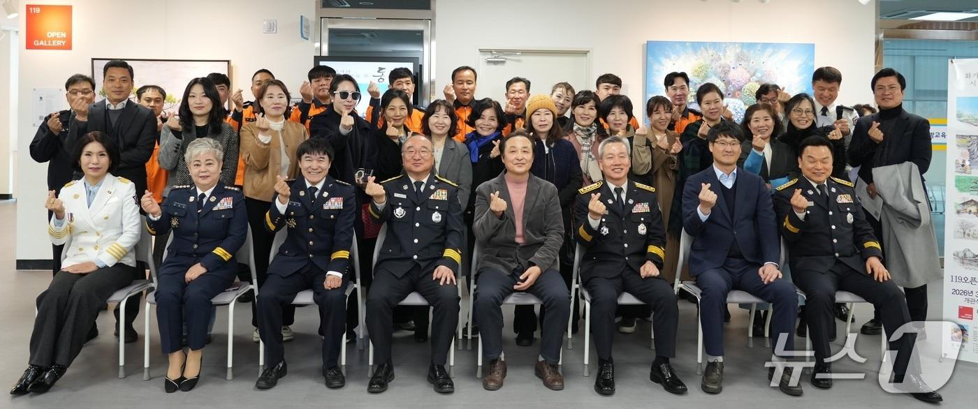 본문 이미지 - 대구소방안전본부는 9일 대구소방교육훈련센터 본관에 미술작품 전시관 '119 오픈갤러리(OPEN GALLERY)'를 개관했다고 밝혔다. 사진은 개관식 기념촬영 모습. (대구소방본부 제공. 재판매 및 DB 금지)/뉴스1