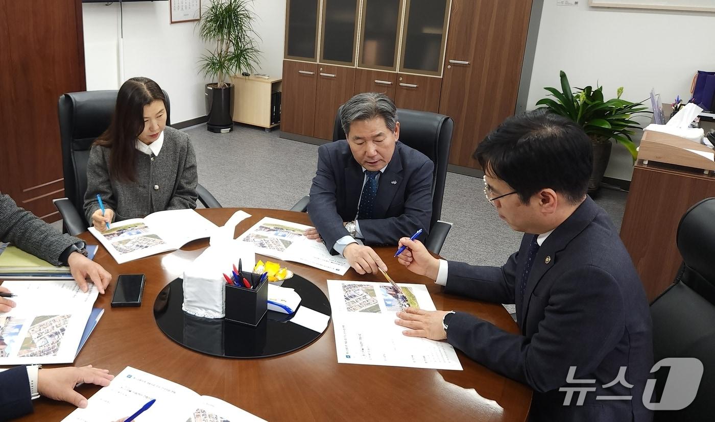 본문 이미지 - 서흥원 강원 양구군수는 9일 정부서울청사에서 김민재 행안부 차관 만나 접경권 개발 국비 신규사업에 대해 설명했다.(양구군 제공. 재판매 및 DB금지)/뉴스1