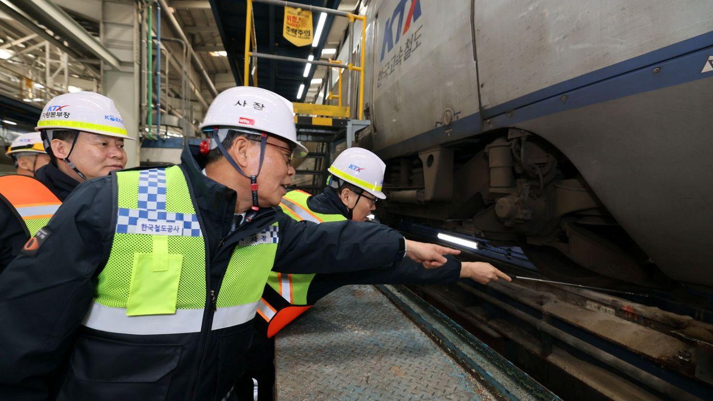 본문 이미지 - 김태승 코레일 사장이 9일 고양 수도권철도차량정비단에서 KTX 점검 현장을 둘러보고 있다.(한국철도공사 제공)뉴스1ⓒ news1