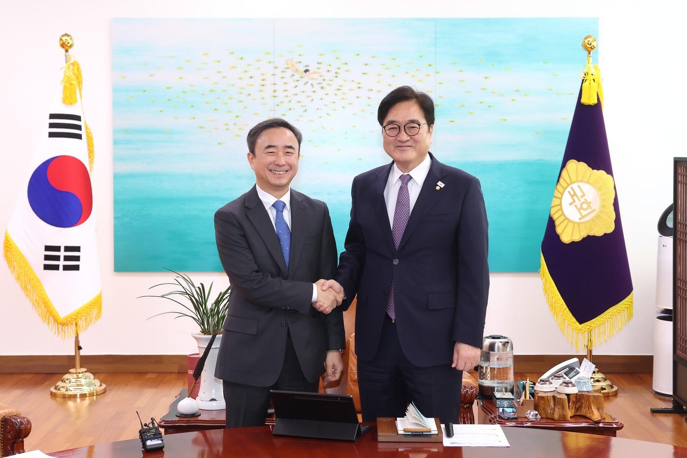 본문 이미지 - 우원식 국회의장이 9일 국회의장 집무실에서 임문영 국가인공지능전략위원회 부위원장을 만나고 있다. (국회의장실 제공)