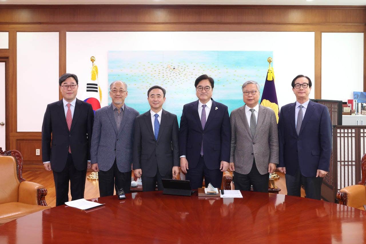 본문 이미지 - 임문영 국가AI전략위원회 부위원장(왼쪽 세 번째)이 9일 국회 의장 집무실에서 열린 AI 인재육성 관련 간담회에서 우원식 국회의장(오른쪽 세 번째) 윤의준 한국공학한림원 회장(오른쪽 두 번째) 등과 함께 기념촬영을 했다. (국가AI전략위 제공)