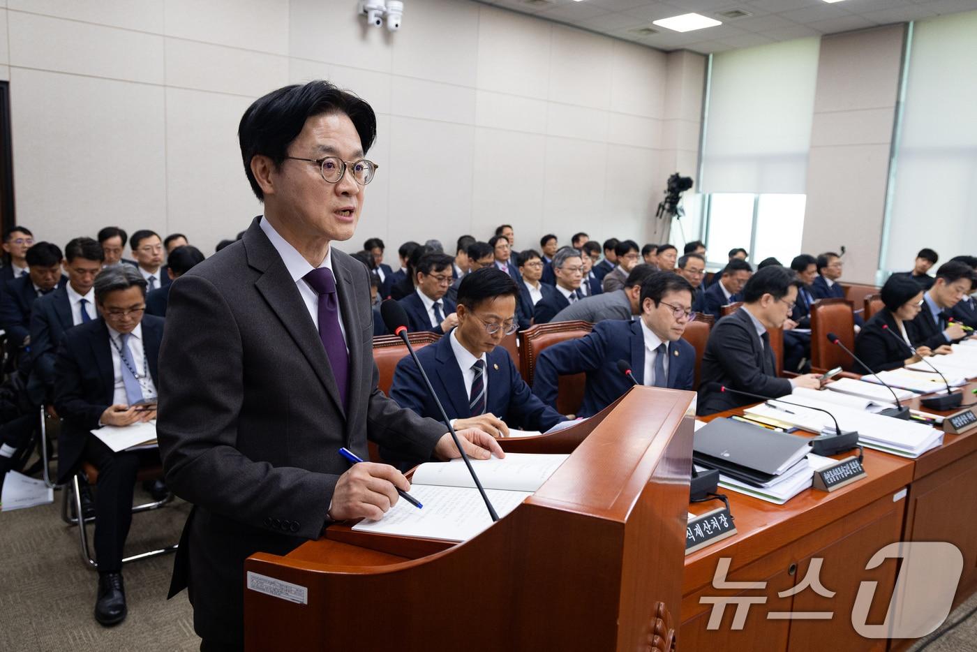 본문 이미지 - 김정관 산업통상부 장관이 9일 서울 여의도 국회에서 열린 제433회 국회(임시회) 산업통상자원중소벤처기업위원회 제1차 전체회의에서 인사말 및 업무보고를 하고 있다. 2026.3.9 ⓒ 뉴스1 유승관 기자