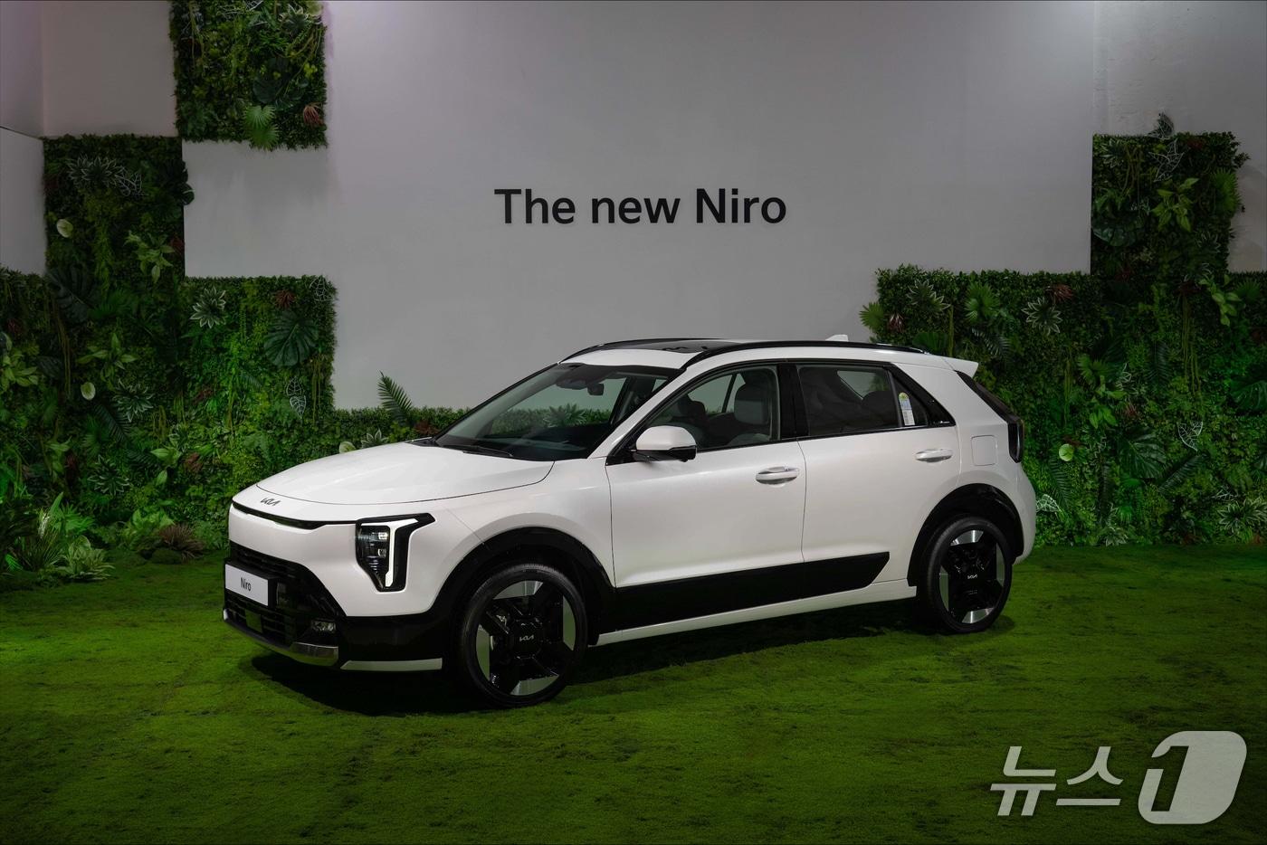 본문 이미지 - 9일 서울 마포구 레이어스튜디오11에서 열린 '더 뉴 니로' 미디어 데이에서 기아 더 뉴 니로가 공개된 모습(기아 제공) 2026.3.10/뉴스1
