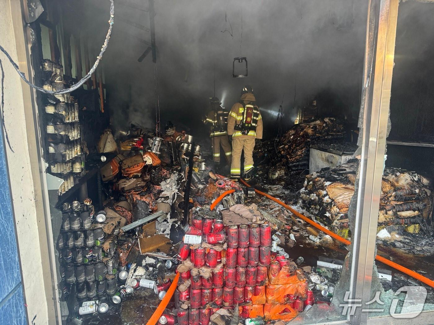 본문 이미지 - 9일 부산 해운대구 반송동의 한 대중목욕탕에서 발생한 화재를 소방관들이 진화 작업을 벌이고 있다.(부산소방재난본부 제공. 재판매 및 DB 금지)