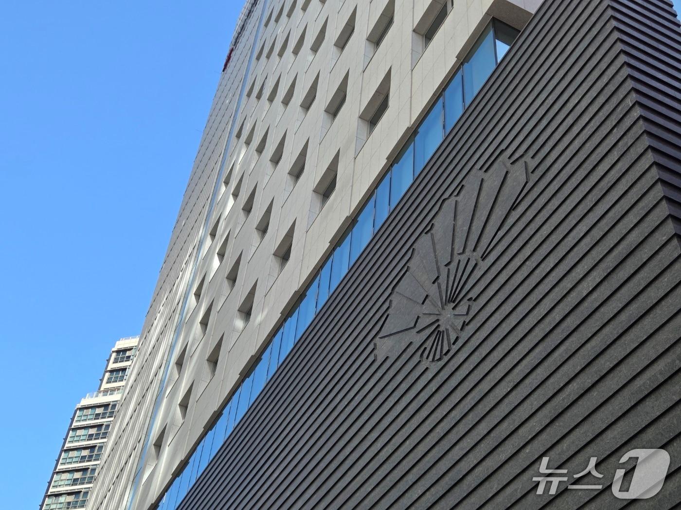 본문 이미지 - 동화약품 신사옥에 '부채표'가 음각으로 그려져 있다./뉴스1 황진중 기자