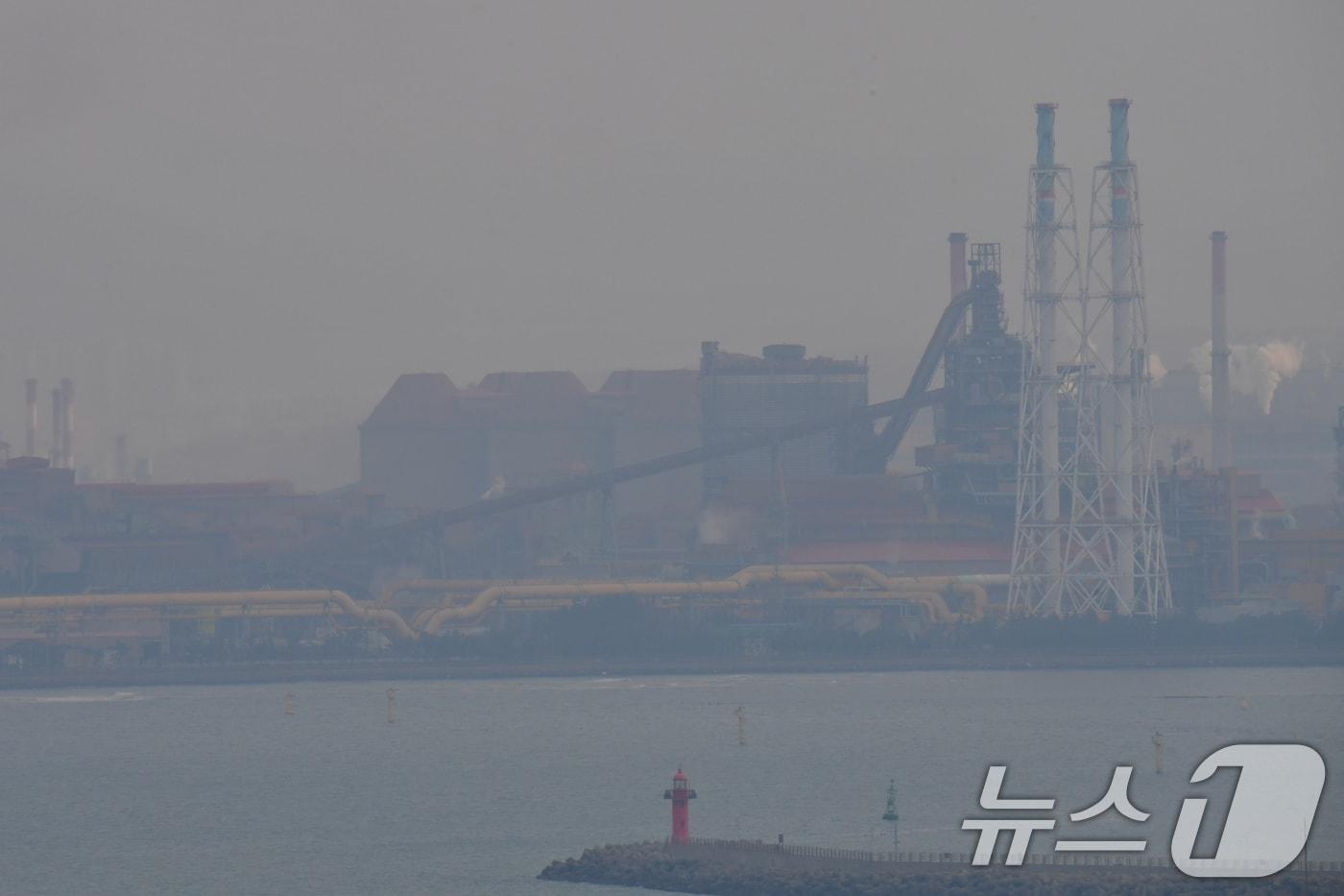 본문 이미지 - 9일 오후 북서풍을 타고 한반도를 덮친 초미세먼지로 포스코 포항제철소 밀폐형 원료처리시설(사일로) 주변이 잿빛으로 변했다. 2026.3.9 ⓒ 뉴스1 최창호 기자