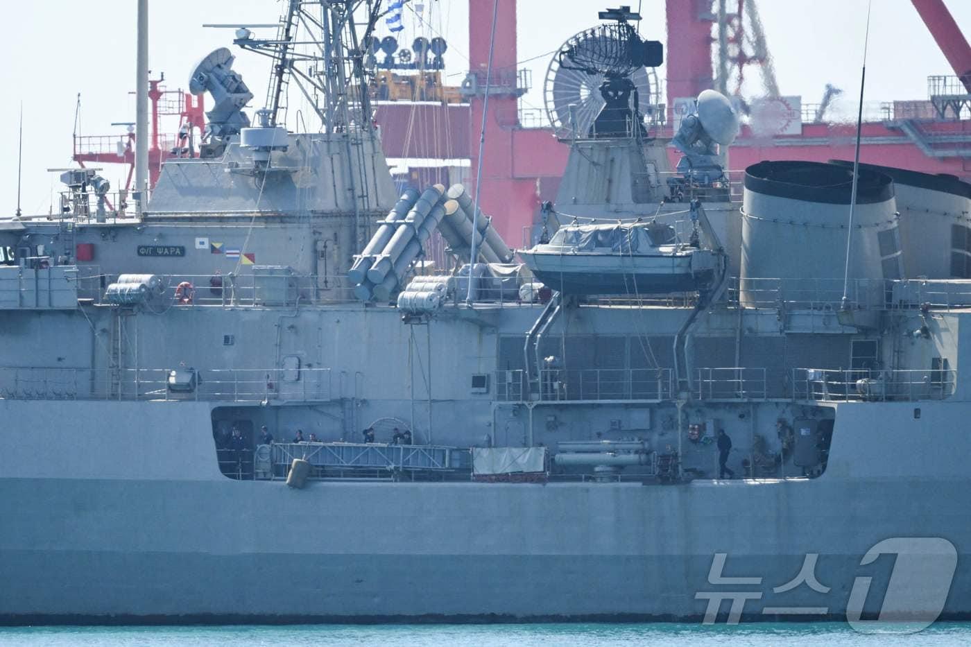 본문 이미지 - 4일(현지시간) 키프로스 리마솔 항구에 정박한 그리스 프리깃함 ‘프사라’에 승조원들이 서 있는 모습. 분단 국가인 이 지역의 긴장이 높아지면서 그리스는 이미 F-16 전투기 4대 등을 키프로스에 파견했다.<자료사진>ⓒ AFP=뉴스1