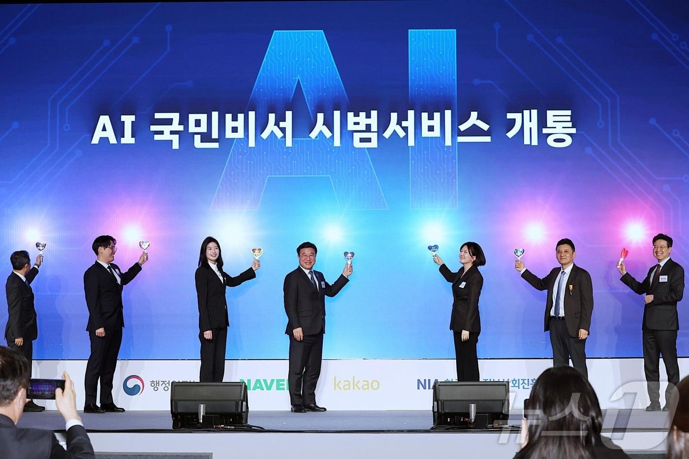 본문 이미지 - 윤호중 행정안전부 장관이 9일 오후 경기 판교테크노밸리 경기창조경제혁신센터 국제회의실에서 열린 'AI 국민비서 시범서비스 개통식'에서 정신아 카카오 대표(왼쪽 세 번째)와 최수연 네이버 대표(왼쪽 다섯 번째)를 비롯한 참석자들과 개통축하 세레모니를 하고 있다. (행정안전부 제공. 재판매 및 DB 금지) 2026.3.9 ⓒ 뉴스1