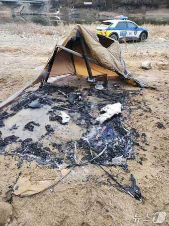 본문 이미지 - 강원 영월 주천면 주천교 인근 강변 텐트 화재 현장.(강원도소방본부 제공, 재판매 및 DB금지)