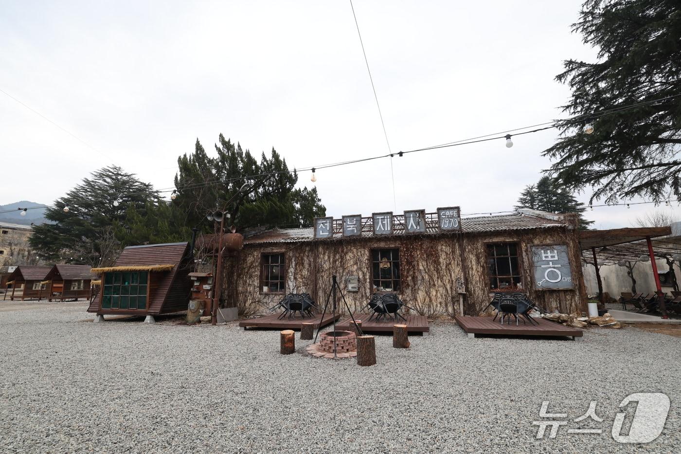 본문 이미지 - 전북 청년마을 만들기 사업에 최종 선정된 무주 청년 창작팀 '무주그린이'이 프로젝트를 추진할 무주읍 내 옛 제사공장 부지인 '전북제사1970'의 모습.(무주군 제공. 재판매 및 DB 금지)