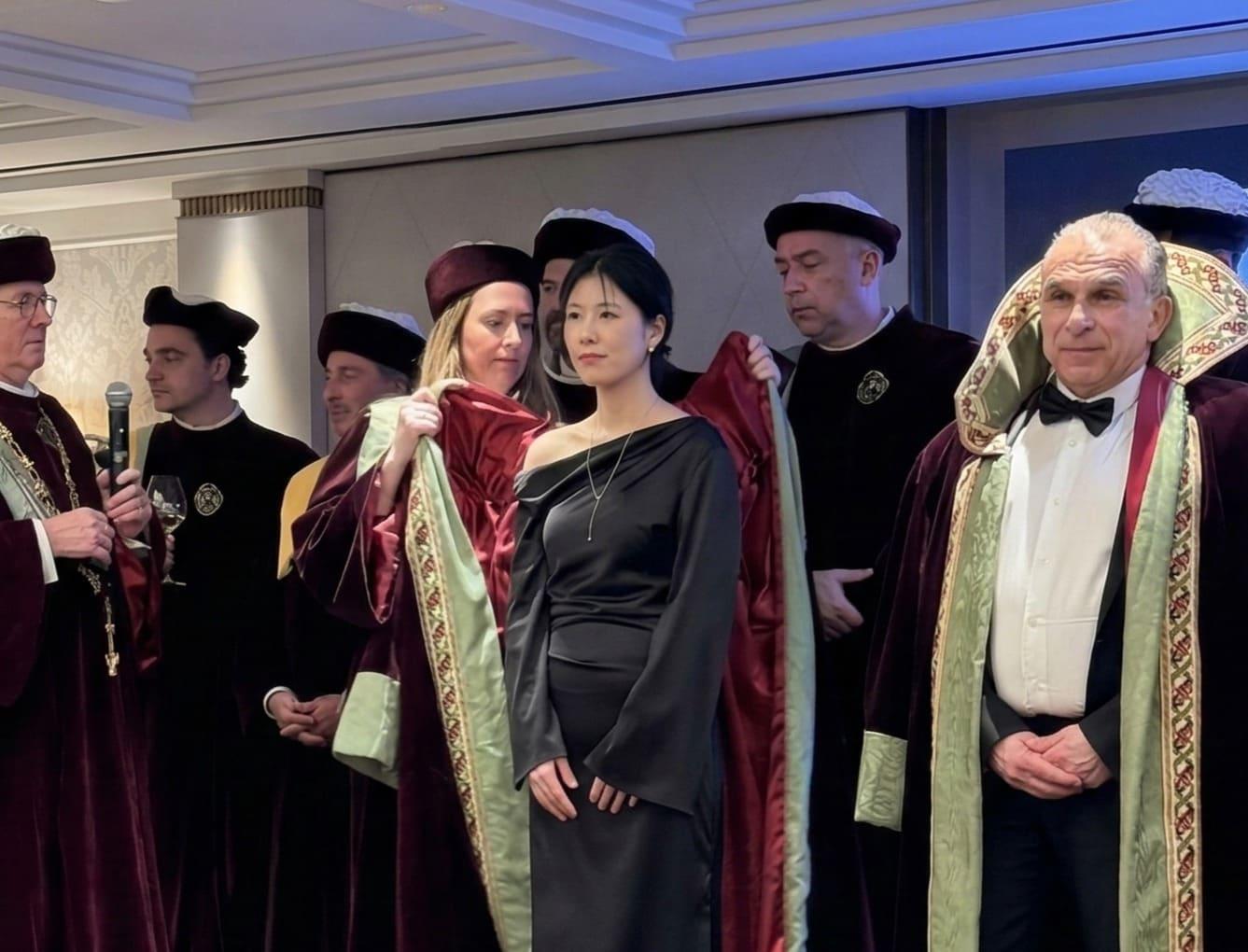 본문 이미지 - 꼬망드리 기사 작위 수여식.(이마트 제공)