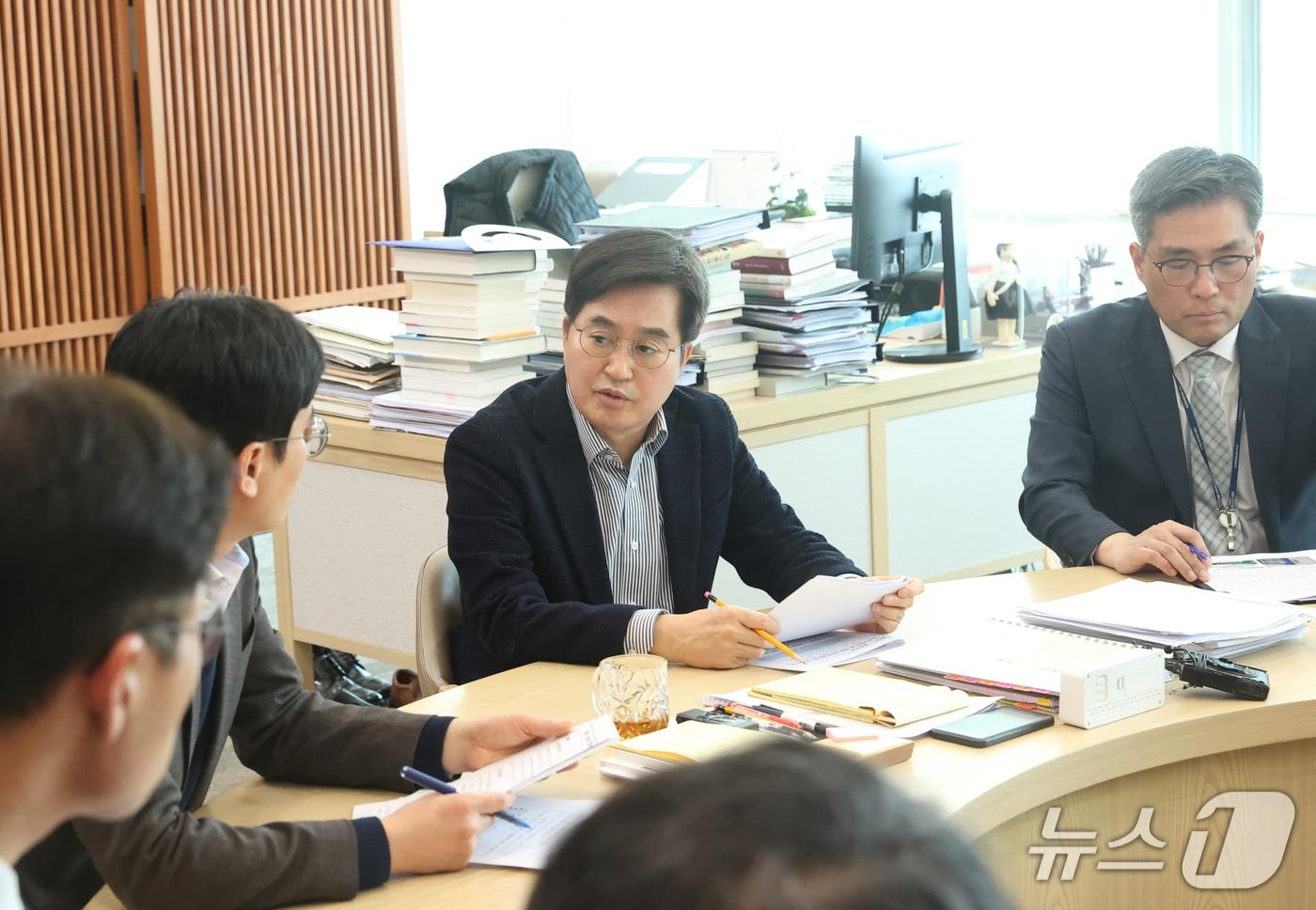 본문 이미지 - ‘중동 정세 악화 대응 경기도 긴급대책 회의’를 주재하고 있는 김동연 경기도지사.(경기도 제공. 재판매 및 DB금지)