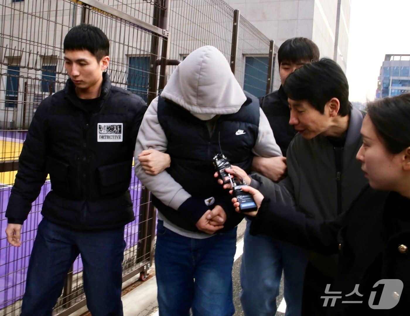 본문 이미지 - 충북 옥천군에서 금전문제로 지인을 살해한 뒤 시신을 야산에 유기한 40대 남성 A 씨가 9일 청주지법에서 구속 전 피의자 심문(영장실질심사)을 받기 위해 출석하고 있다. 2026.03.09./뉴스1 장예린 기자