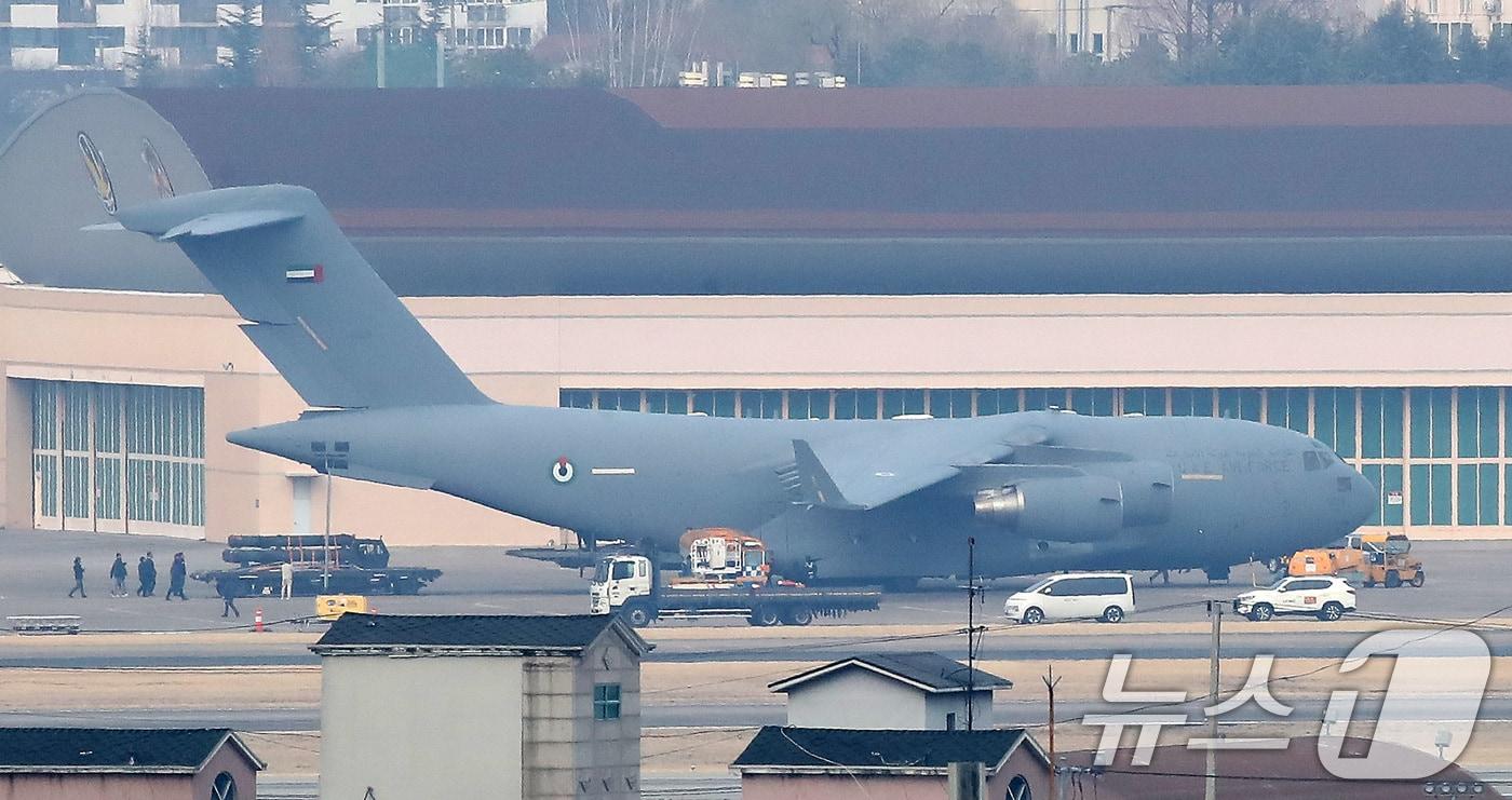 본문 이미지 - 지난달 9일 오후 대구공항에서 관계자들이 아랍에미리트(UAE) C-17 수송기에 천궁-Ⅱ 유도탄으로 추정되는 물자를 싣고 있다. 2026.3.9 ⓒ 뉴스1 공정식 기자